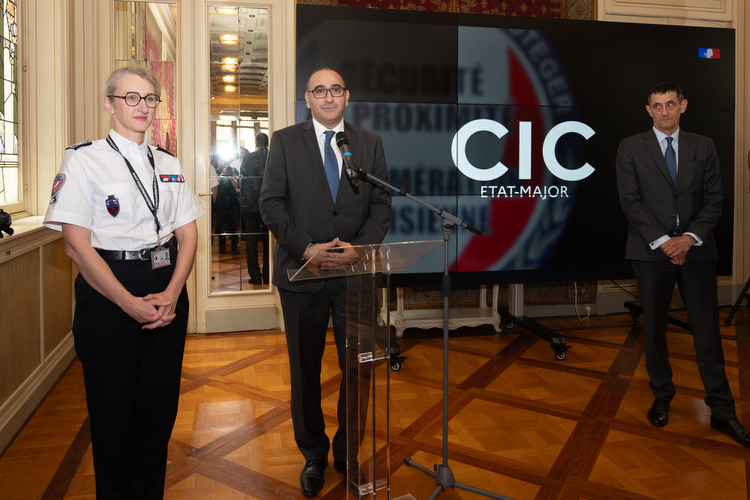 Discours de Laurent Nuñez avec en arrière-plan un écran affichant CIC Etat-Major
