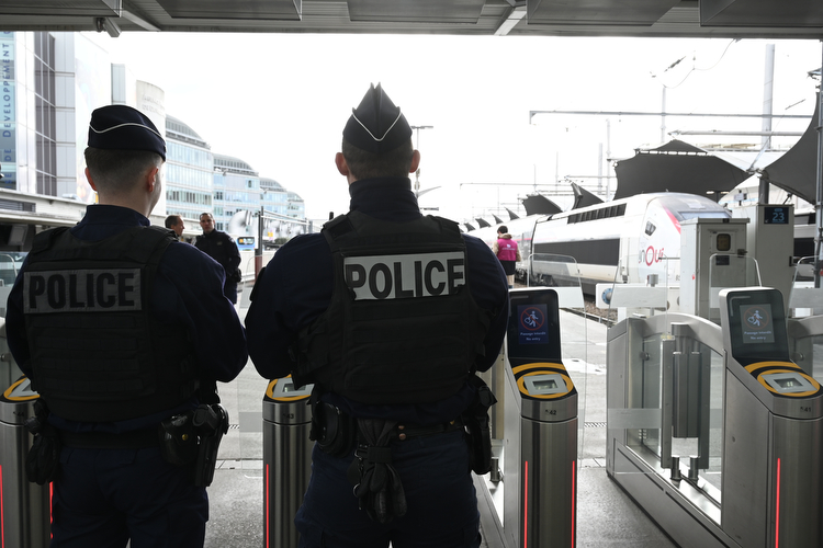Deux policiers veillent dans une gare