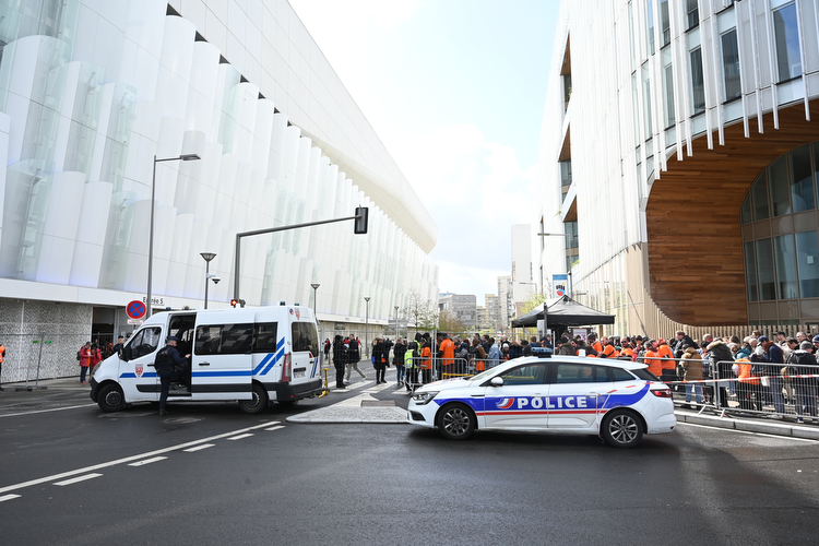 Voitures de police stationnées sur une rue adjacente à l'Arena La Défense