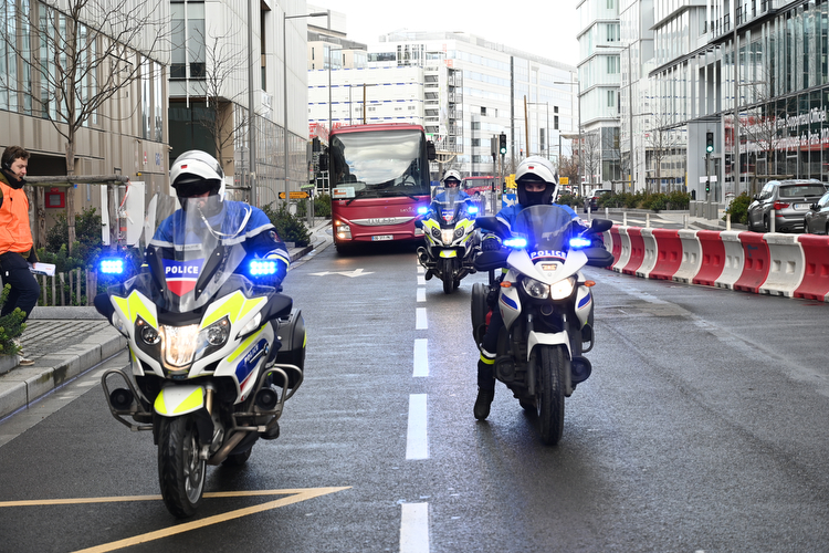 Plusieurs policiers à moto roulent à proximité de l'Arena La Défense