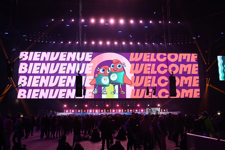 Écran d'accueil affichant "Bienvenue / Welcome" avec 2 mascottes Phryges olympique
