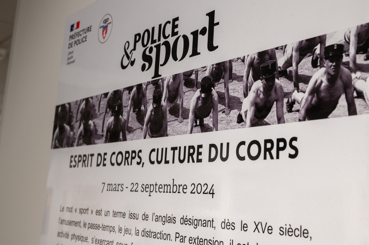 Affiche avec écrit "Police & Sport - Esprit de corps, culture du corps"