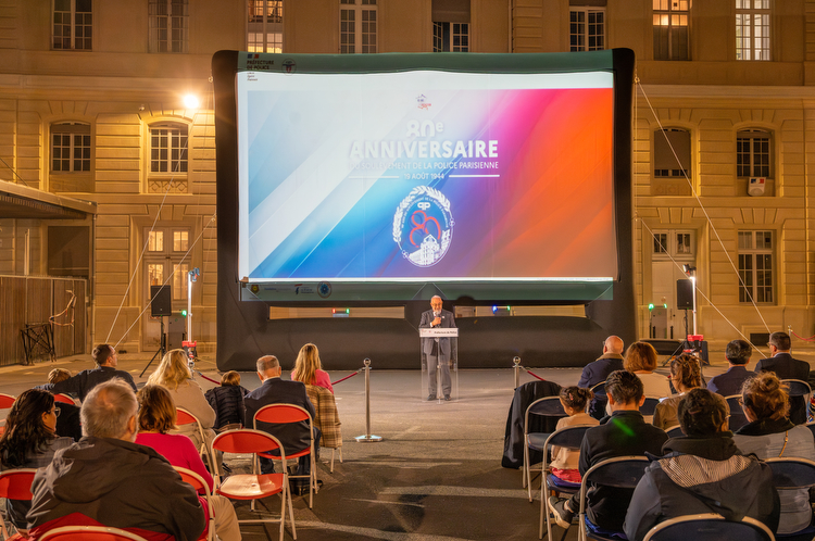 Cinéma en plein air dans la cour du 19 août à la préfecture de Police