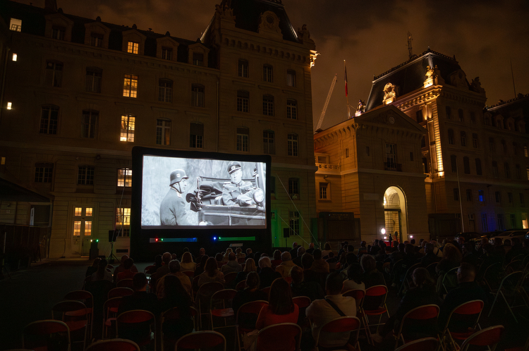 Cinéma en plein air dans la cour du 19 août à la préfecture de Police