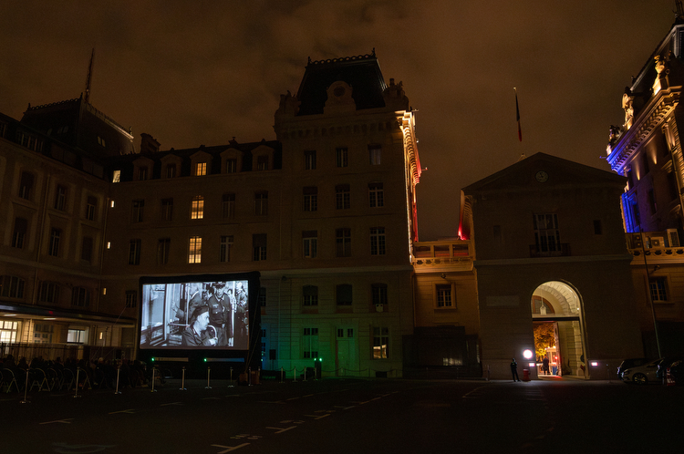 Cinéma en plein air dans la cour du 19 août à la préfecture de Police
