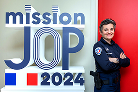Mathilde Bourgoin posant à côté du logo mission JOP2024