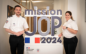 Thibaut Angé et Florence Grégot posant à côté du logo mission JOP2024