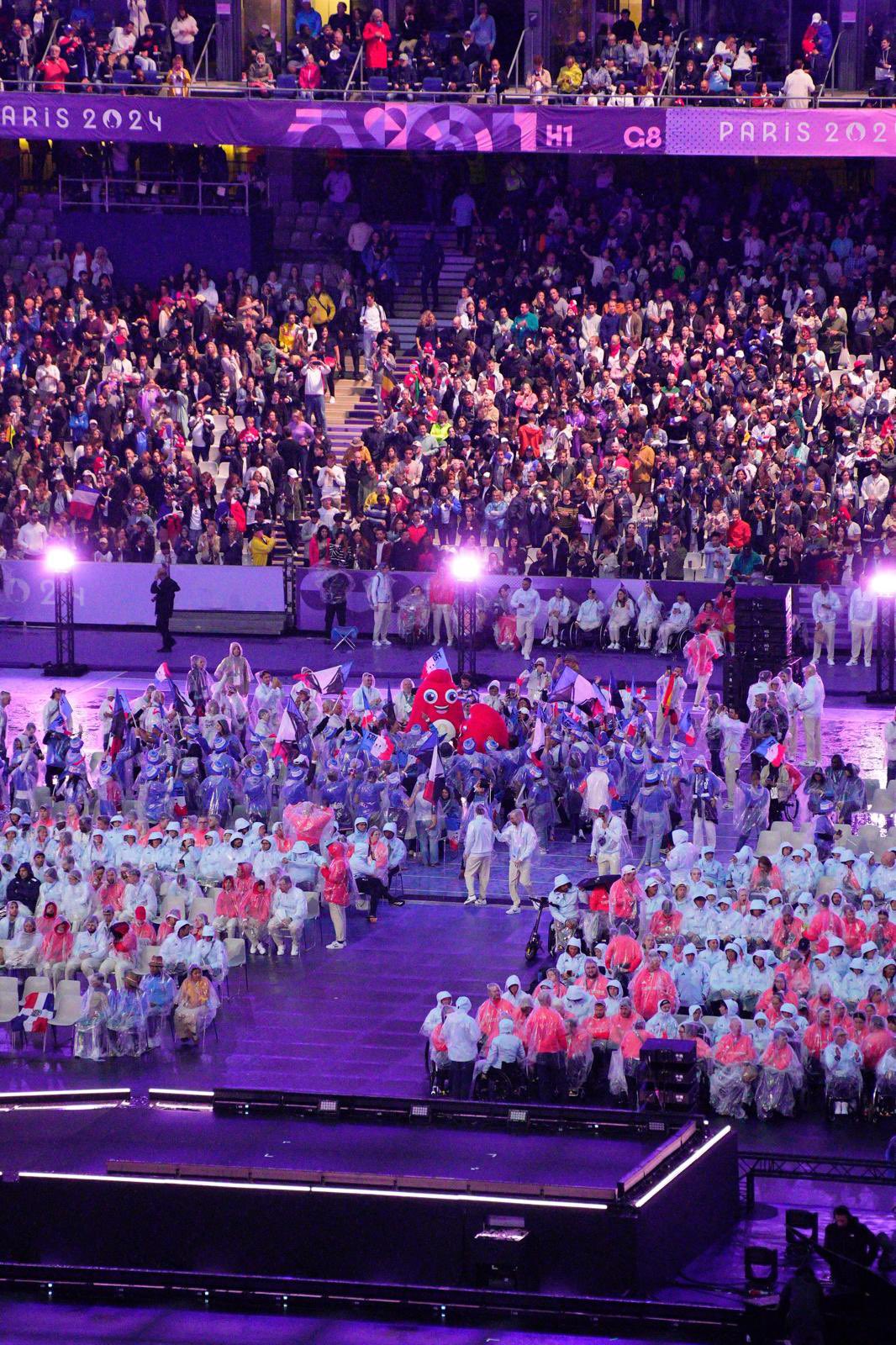 Athlètes, Phryges (mascottes), et Public réunis au Stade de France