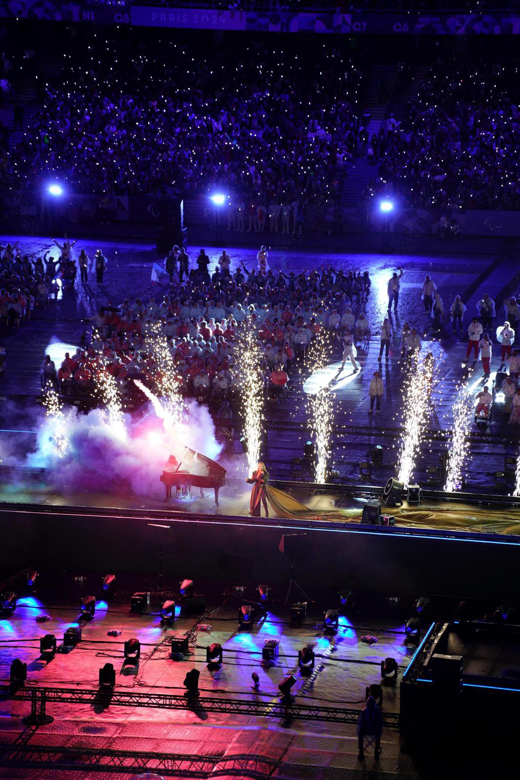 Effets pyrotechniques dans le Stade de France derrière la chanteuse Santa