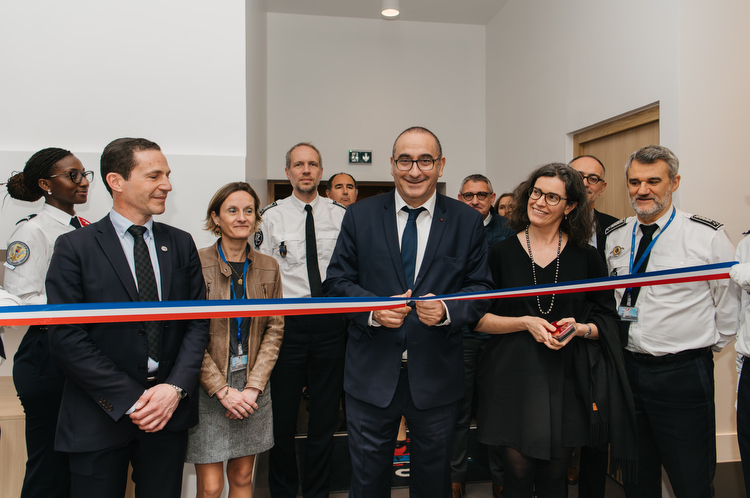 Laurent Nuñez sur le point de couper un ruban tricolore pour inaugurer la salle de commandement