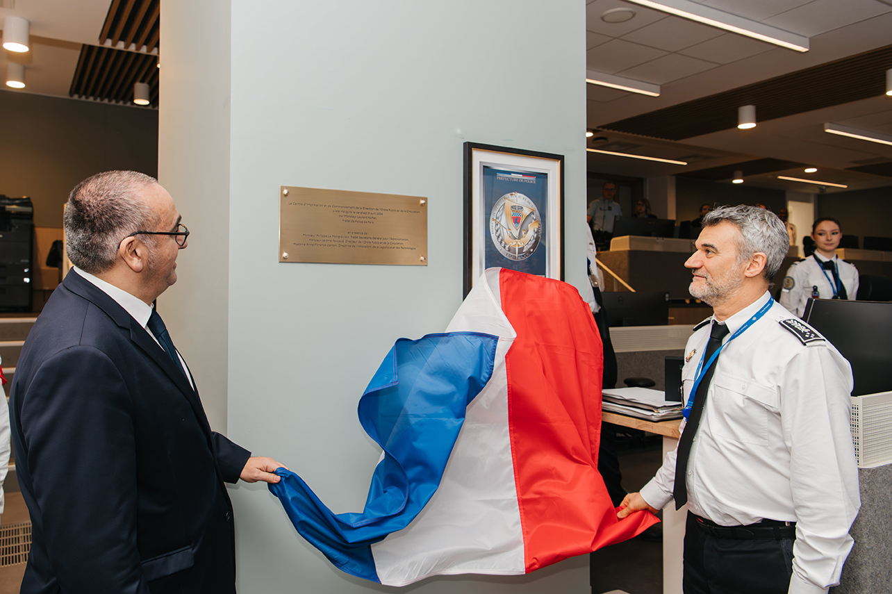 Laurent Nuñez dévoile un cadre et une plaque, inaugurant la salle de commandement