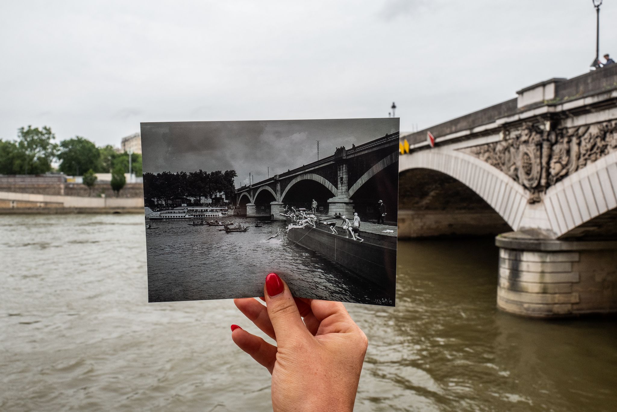 Photo d'un pont sur la Seine en 1924 et du même pont en 2024