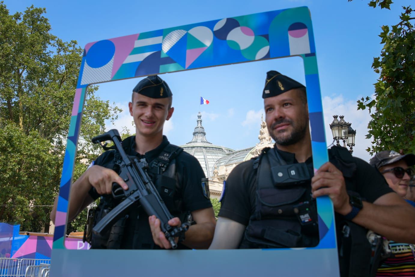 Photo de deux policiers à Paris