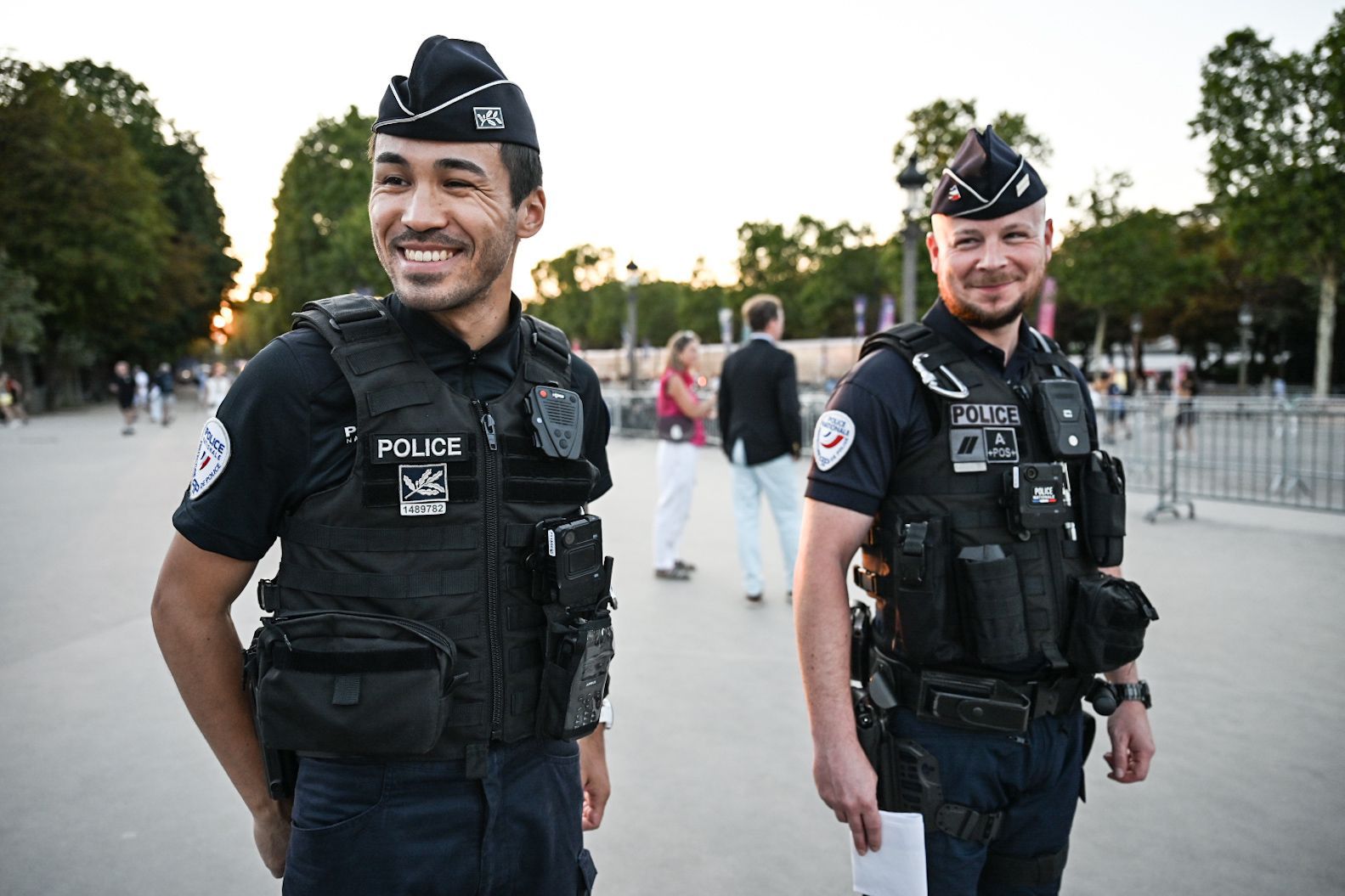 Photo de deux policiers faisant une ronde en souriant