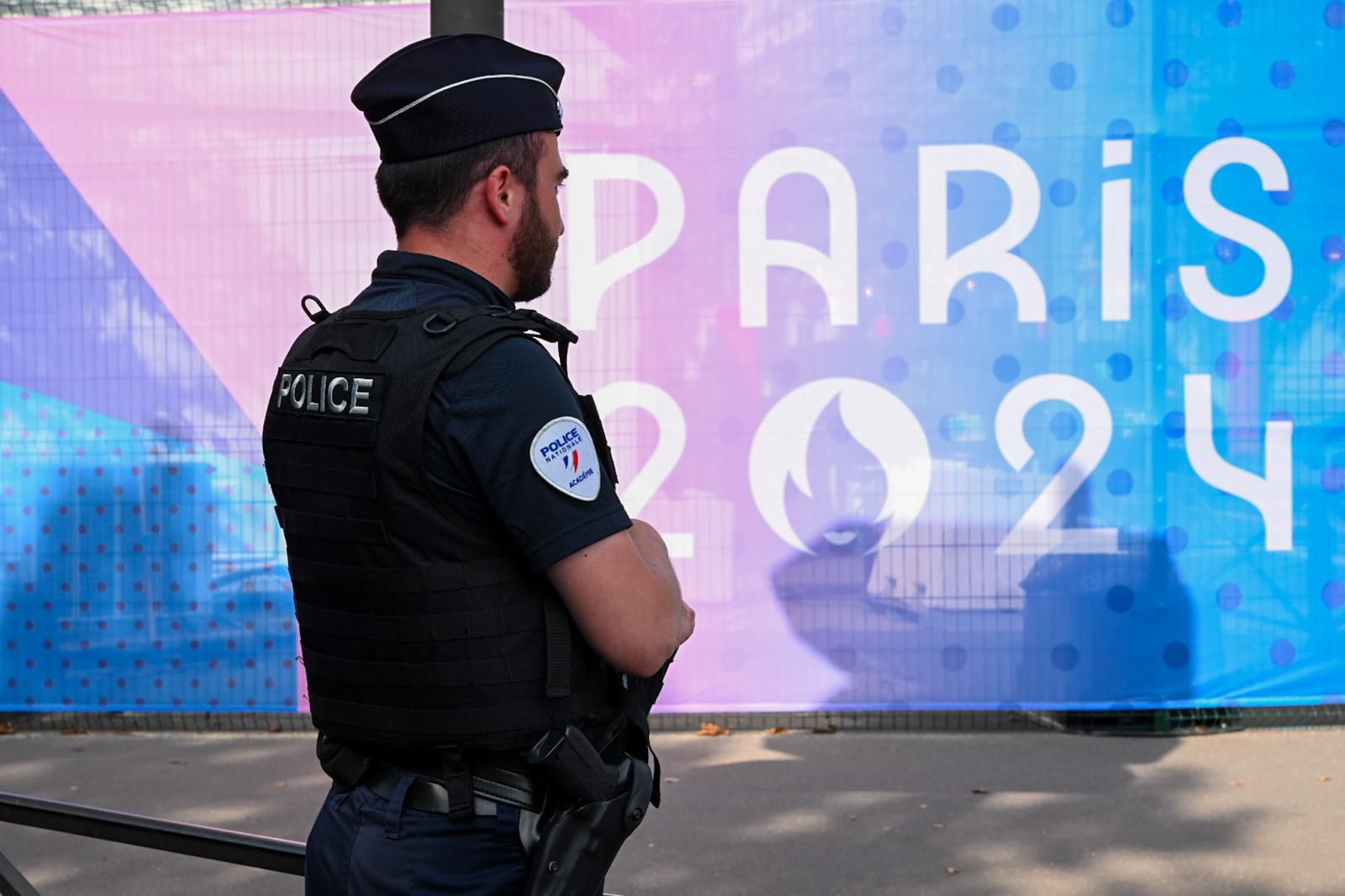 Un policier devant le logo Paris 2024