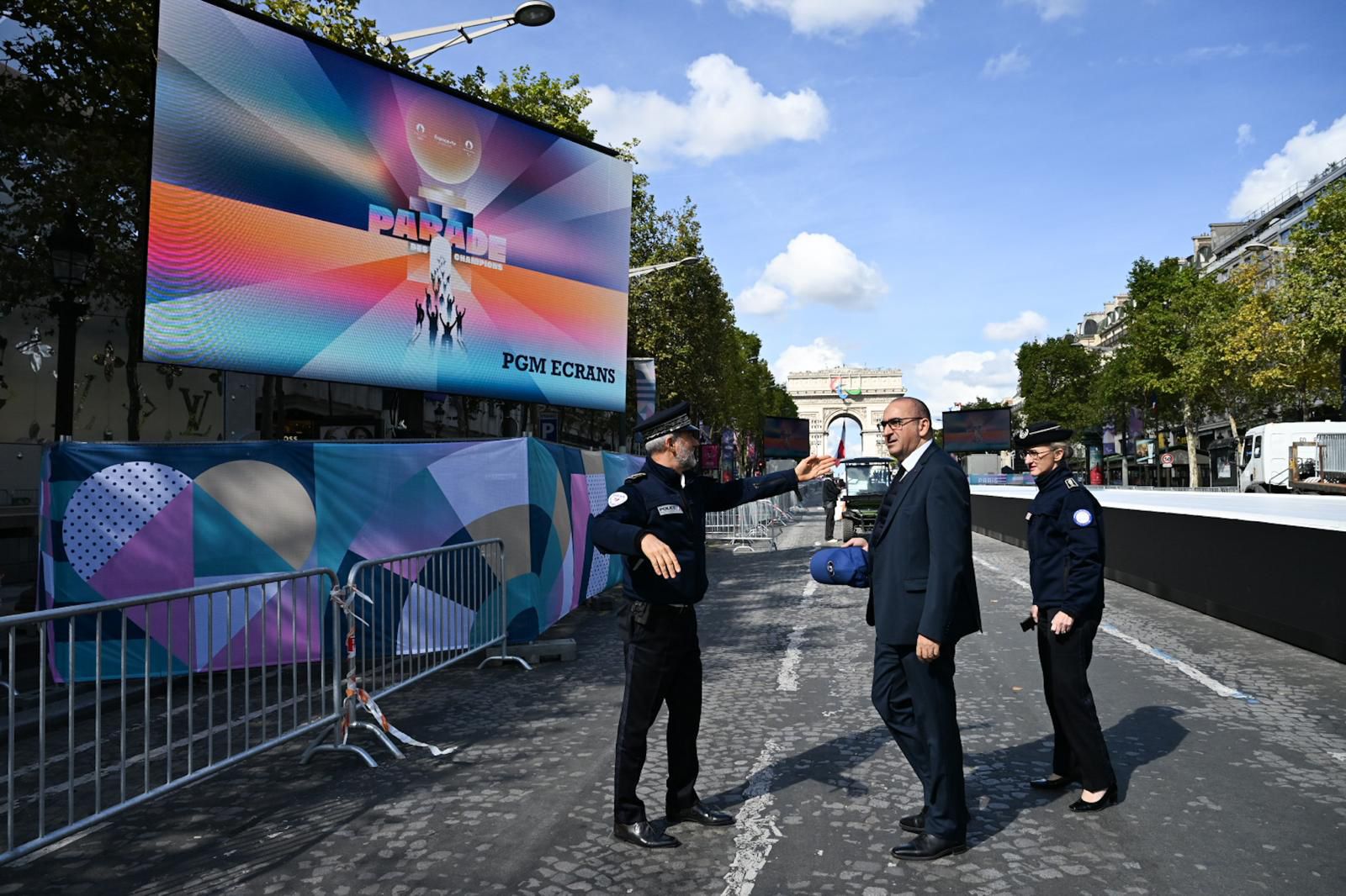 Laurent Nunez arrivant à l'Arc de Triomphe