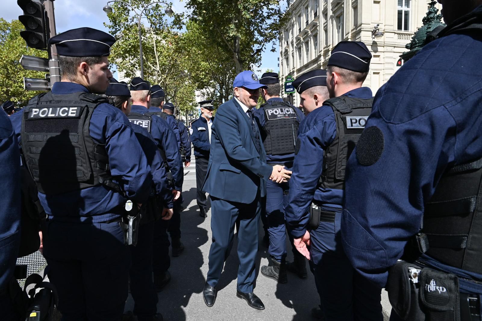 Laurent Nunez saluant les policiers mobilisés pour la Parade