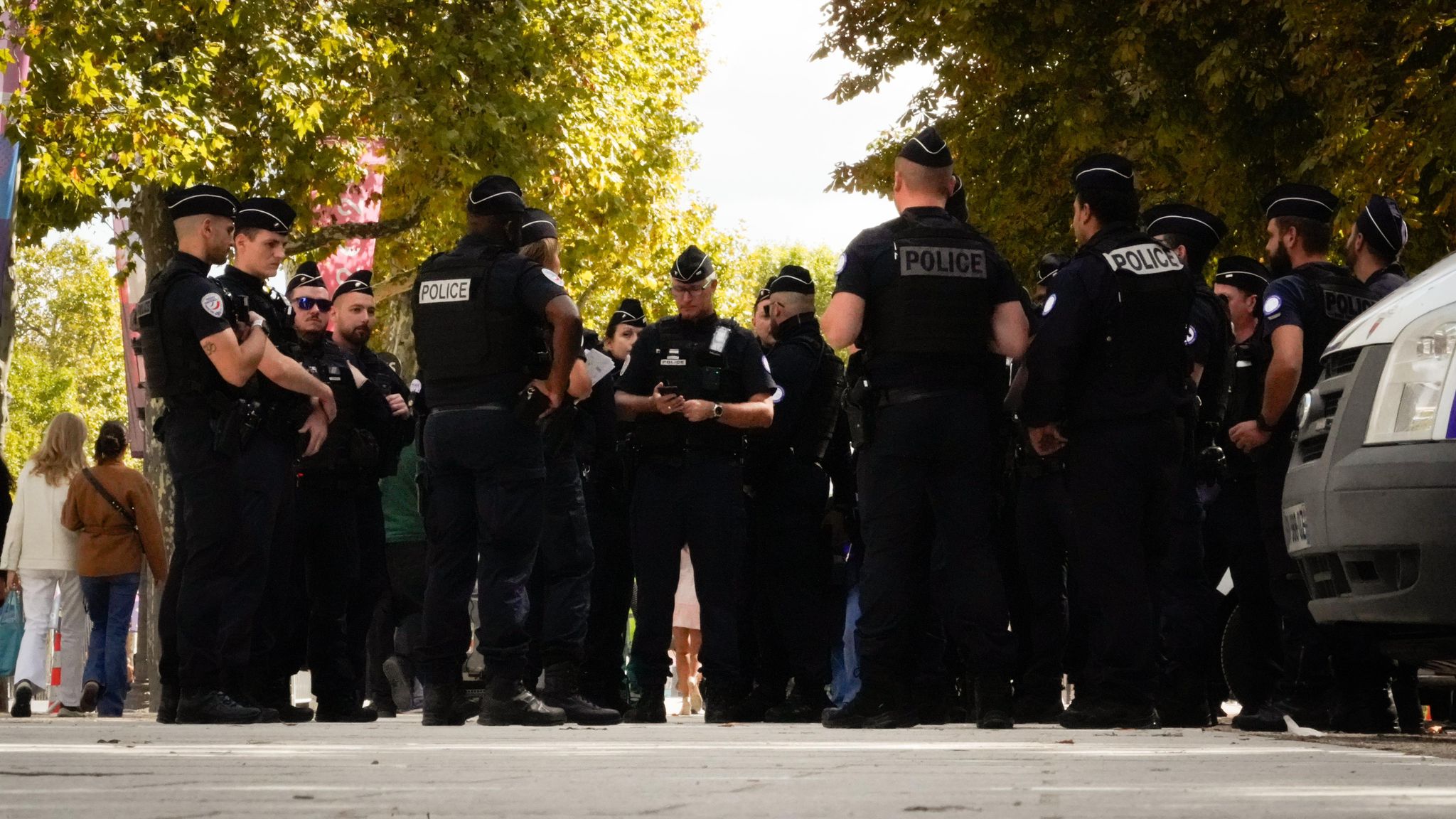 Un groupe de policiers s'organisent avant la Parade