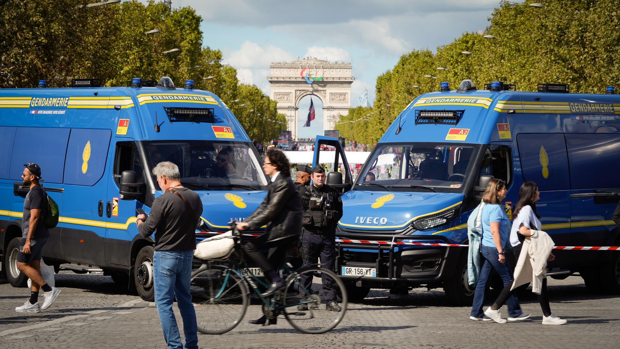 Deux camions de gendarmerie forment un blocage devant l'Arc de Triomphe