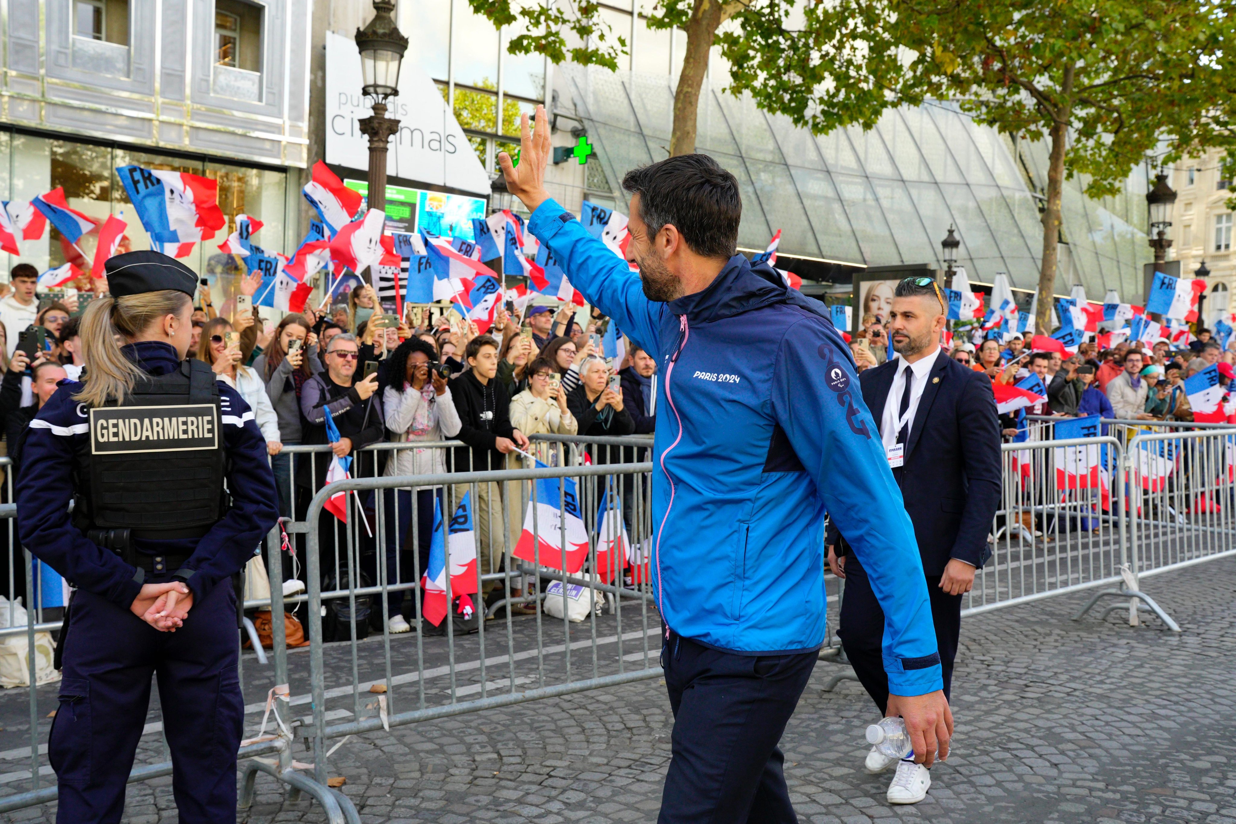 Tony Estanguet salue la foule de spectateurs