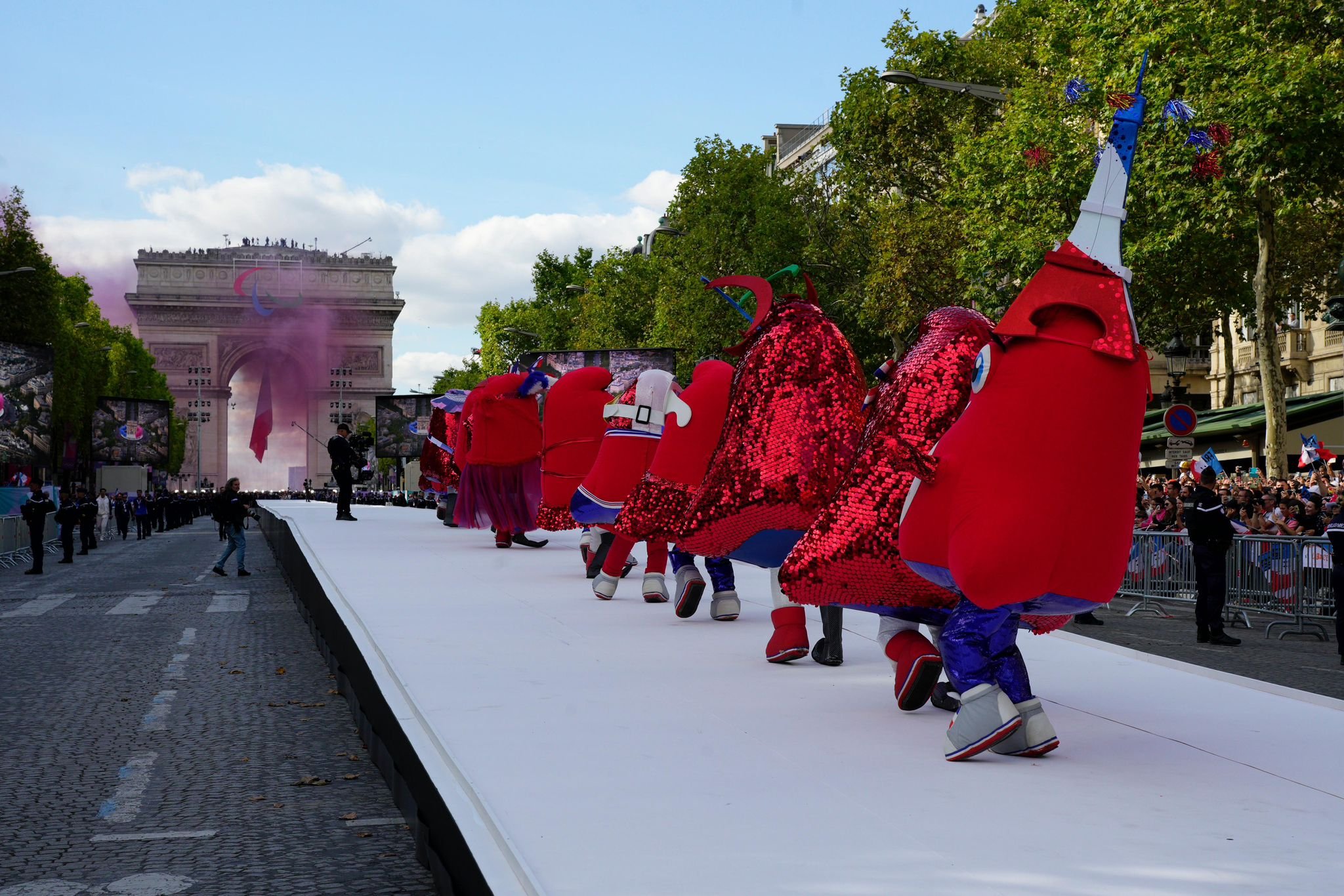 Les Phryges marchent sur la piste