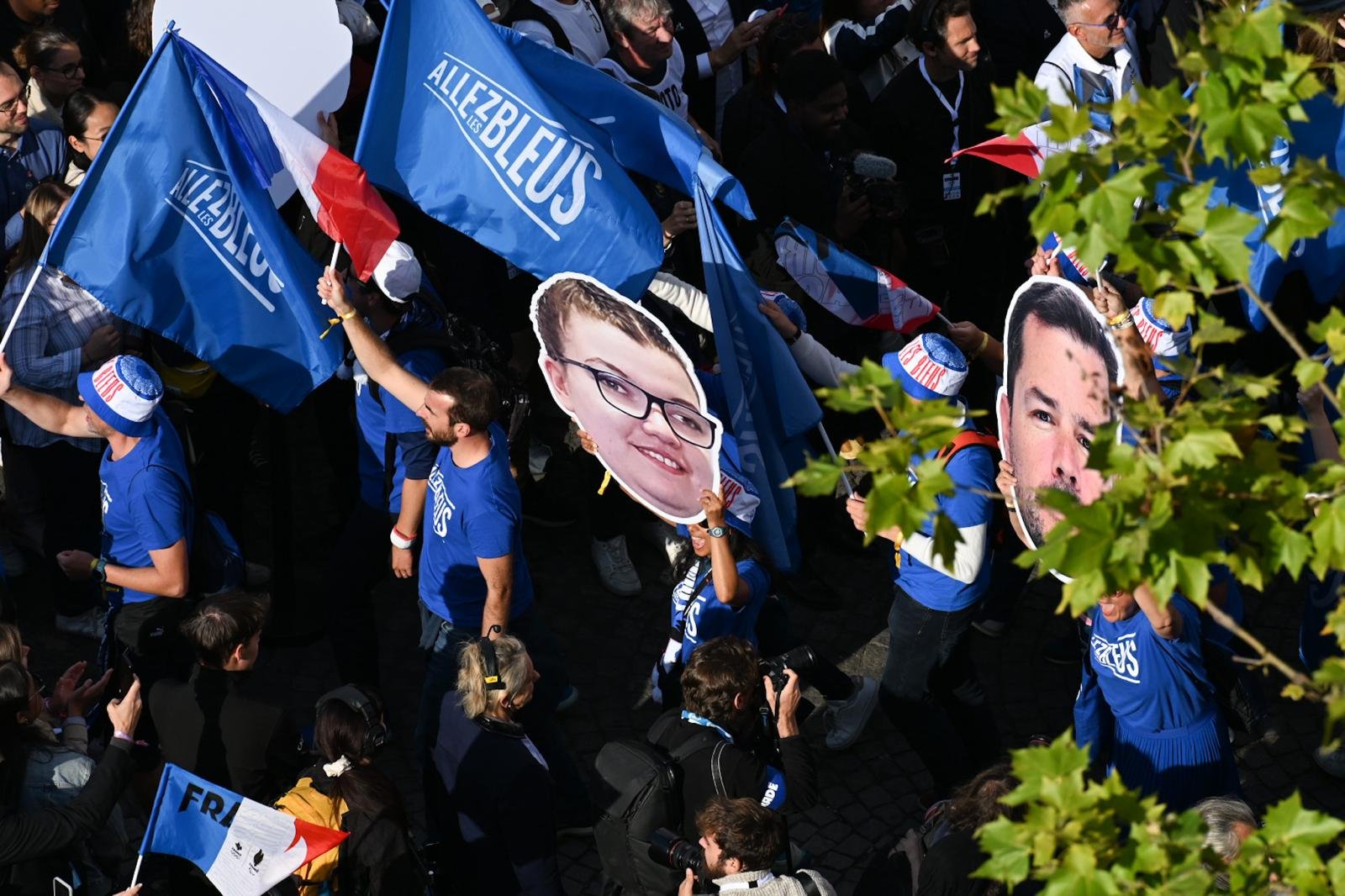 Foule de spectateurs munis de drapeaux "Allez les bleus"