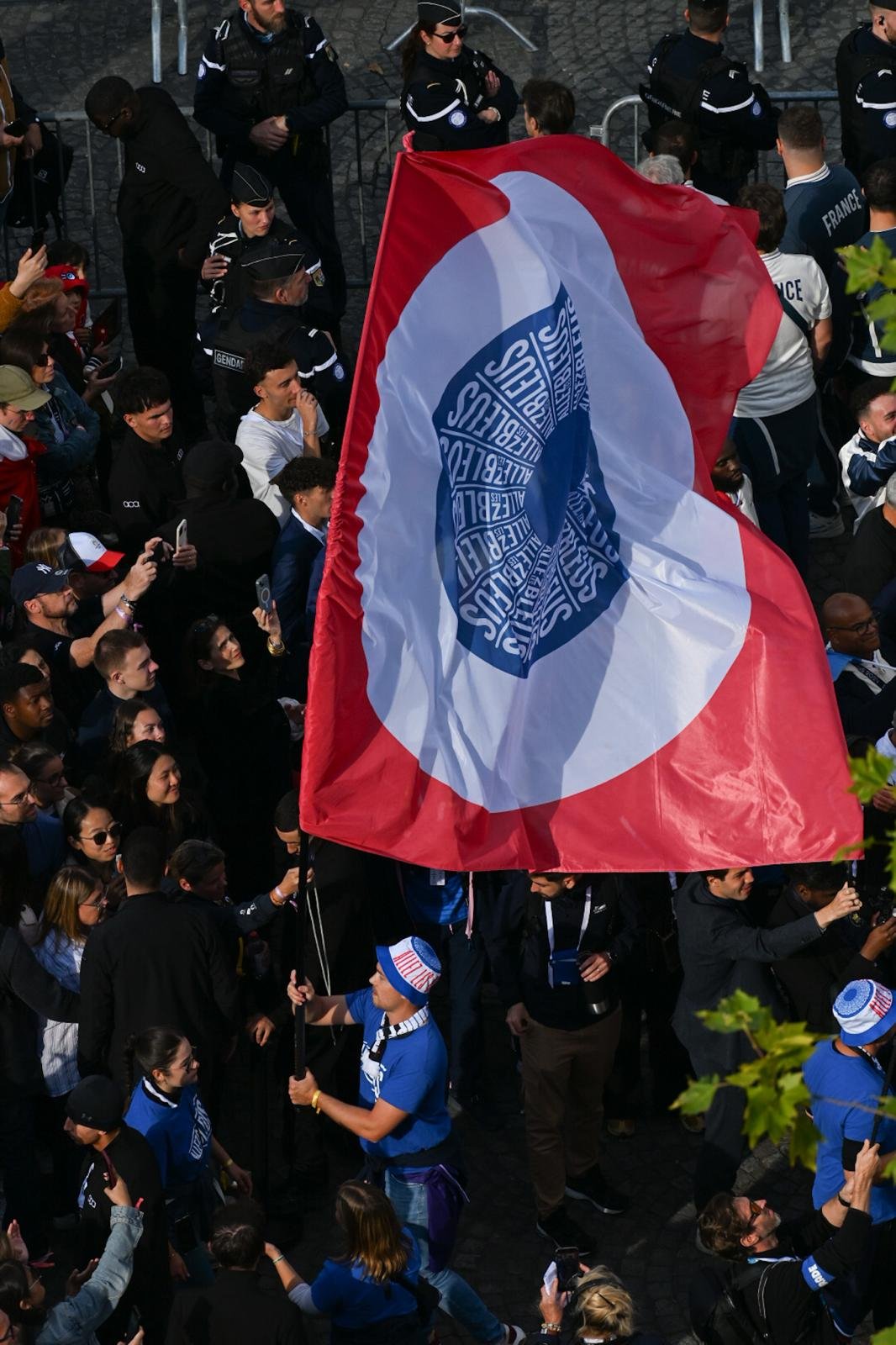 Drapeau géant "Allez les bleurs" porté par un spectateur