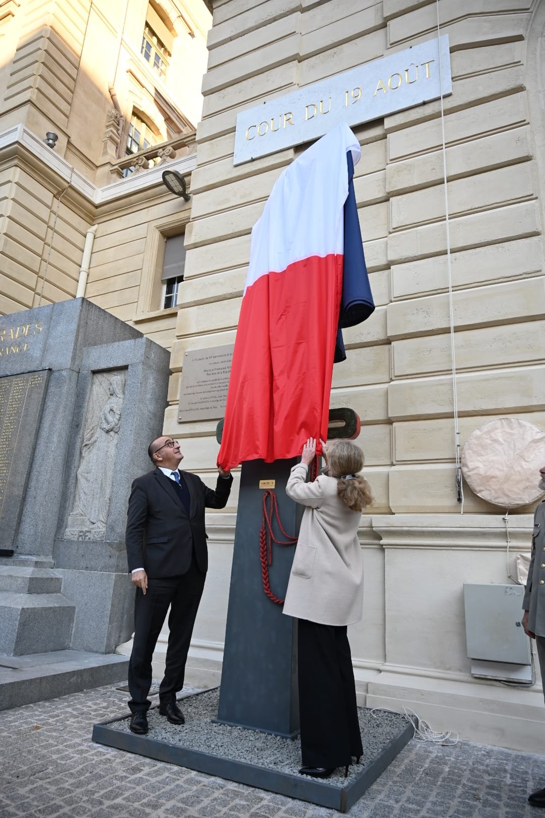 Laurent Nunez, préfet de police, découvre la sculpture