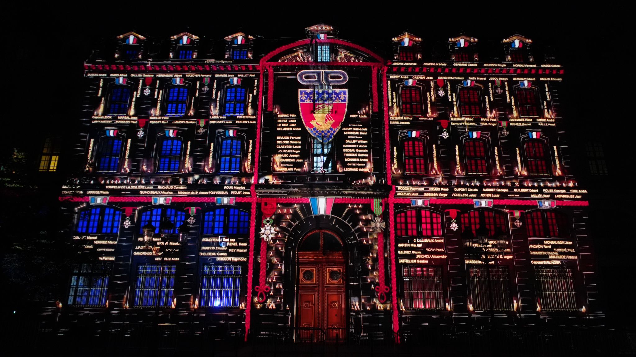 La façade de la préfecture de Police illuminée