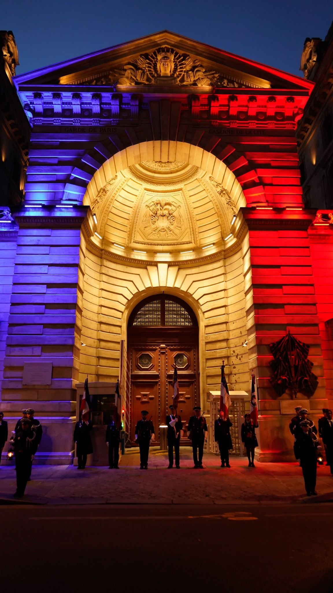 Porte d'entrée de la préfecture de Police, éclairée en bleu-blanc-rouge