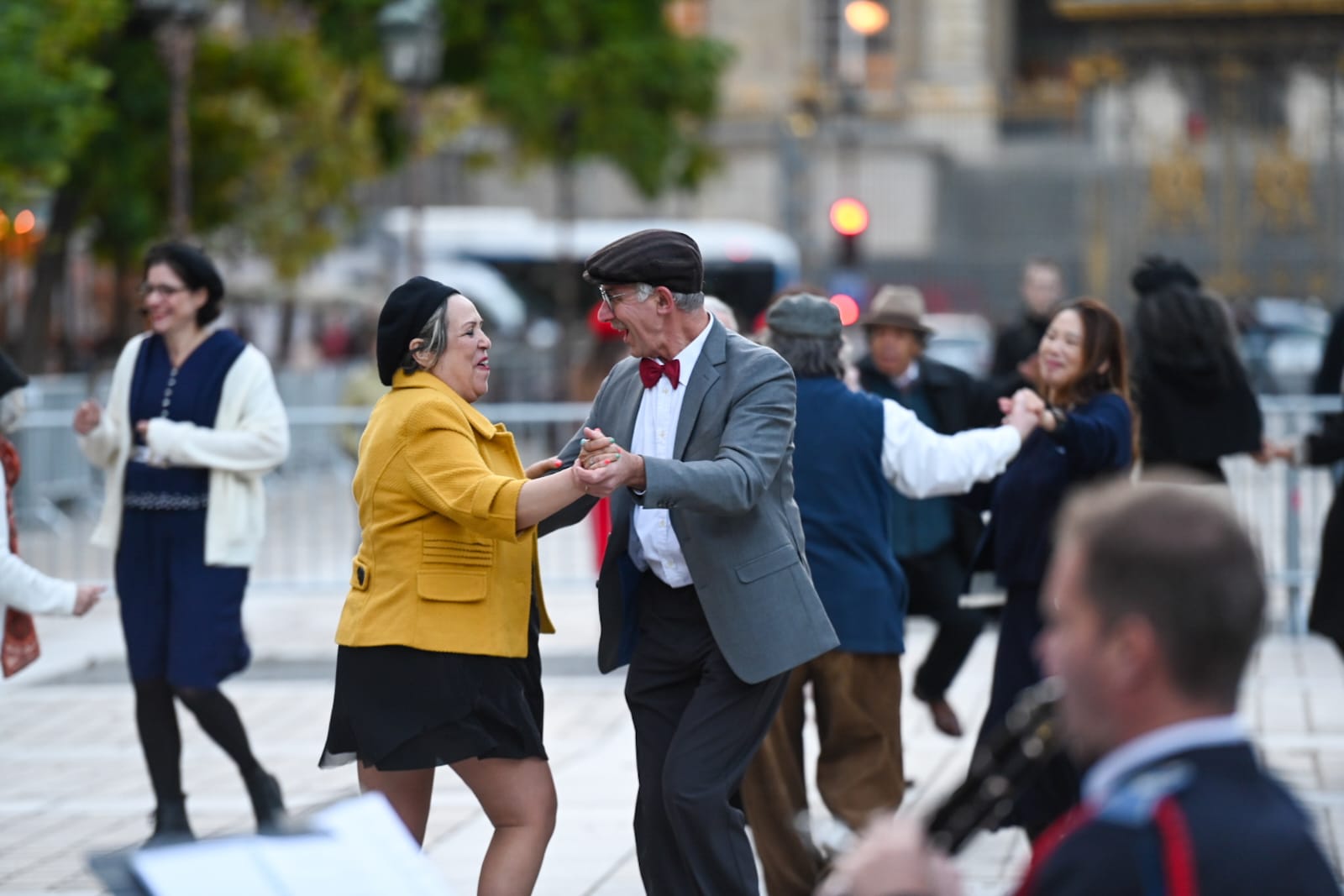 Les danseurs déguisés avec des vêtements d'époque dansent sur la place Louis Lépine