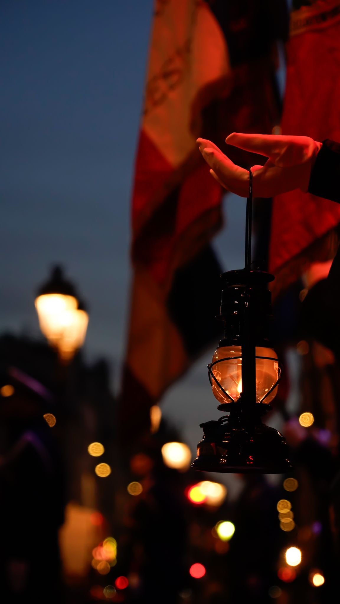 Lanternes allumées pour la veillée d'hommage