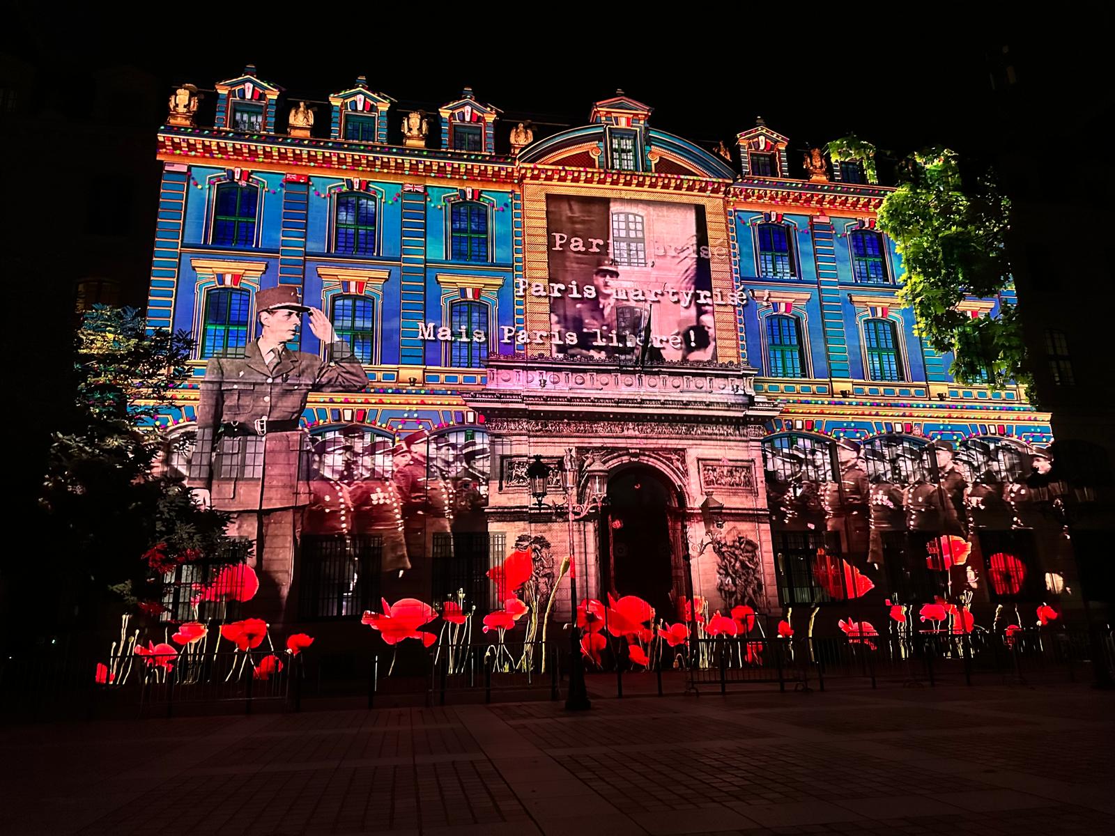 La façade de la préfecture de Police illuminée