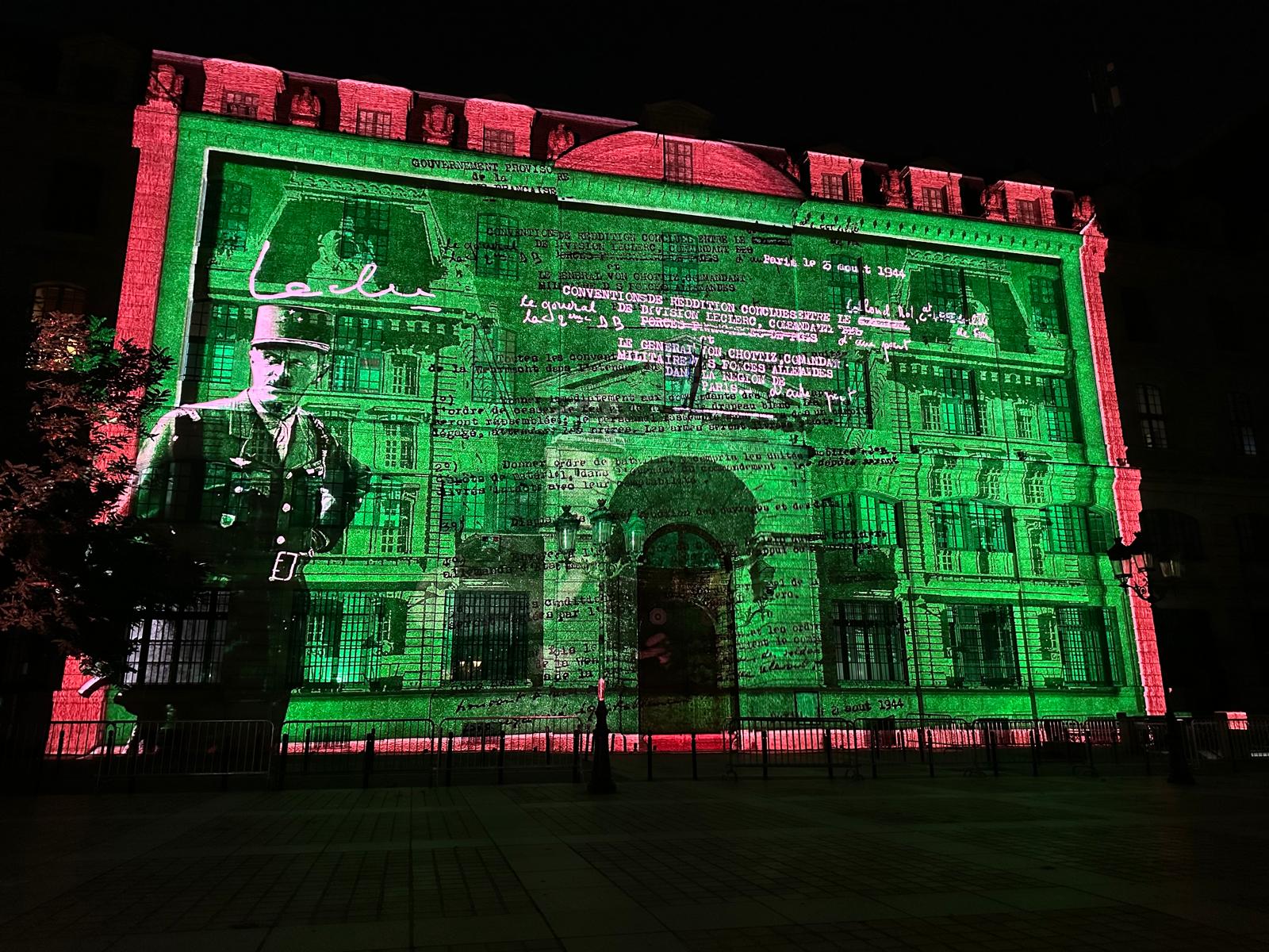 La façade de la préfecture de Police illuminée