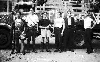 Photo de 1944 en noir et blanc d'un groupe de résistants en armes