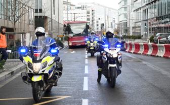 Plusieurs policiers à moto roulent à proximité de l'Arena La Défense