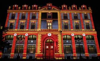Façade éclairée de la préfecture de Police