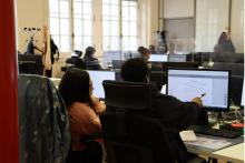 Agents de la DéLIM travaillant sur leur ordinateur