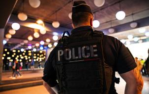 Policier de dos